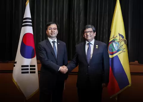 Yeo Han-Koo, ministro de Comercio, Industria y Energ�a de Corea del Sur, junto a Luis Jaramillo, ministro de Producci�n de Ecuador.