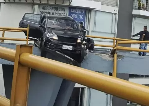 Choque en el paso a desnivel de la Av. Atahualpa, en el norte de Quito, el 11 de abril de 2026.