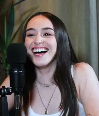 Influencer mexicana cobra por ser novia virtual y llena agenda hasta 2027.