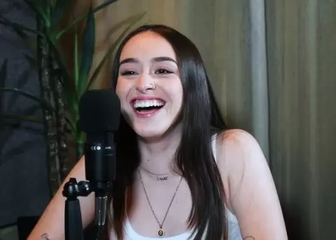 Influencer mexicana cobra por ser novia virtual y llena agenda hasta 2027.