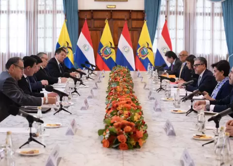Las delegaciones ecuatorianas y paraguayas reunidas en Quito, el 14 de abril de 2026.