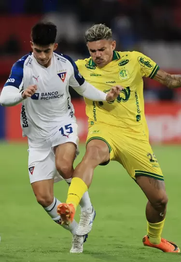 Gabriel Villam�l (i), de LDU, disputa el bal�n con Tiquinho Soares, de Mirassol, en un partido de la fase de grupo de la Copa Libertadores.