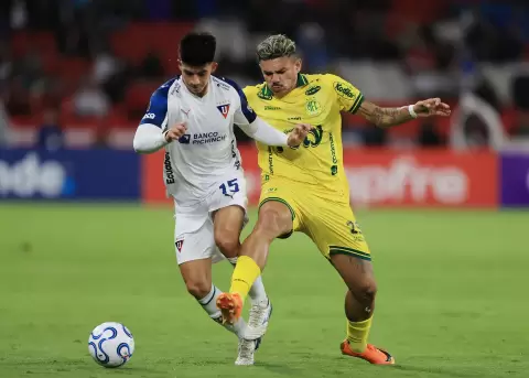 Gabriel Villam�l (i), de LDU, disputa el bal�n con Tiquinho Soares, de Mirassol, en un partido de la fase de grupo de la Copa Libertadores.