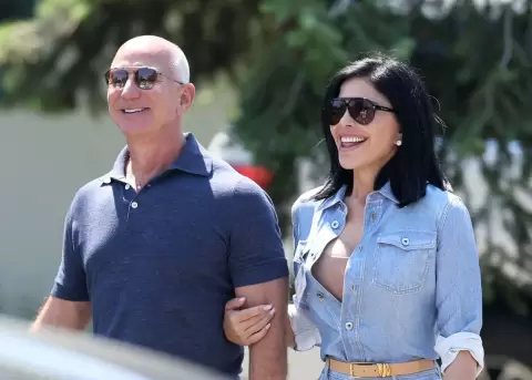 Jeff Bezos y Lauren S�nchez visitan Gal�pagos en su yate de 500 millones.