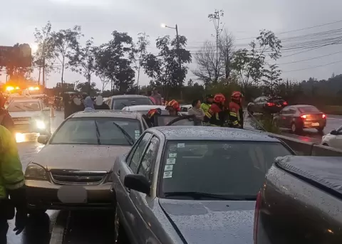 Choque m�ltiple provoca cierre parcial en la av. Sim�n Bol�var, en Quito