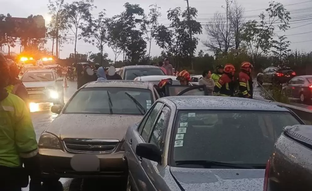 Choque m�ltiple provoca cierre parcial en la av. Sim�n Bol�var, en Quito
