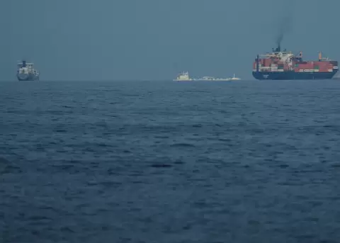 Buque espera en el estrecho de Ormuz.