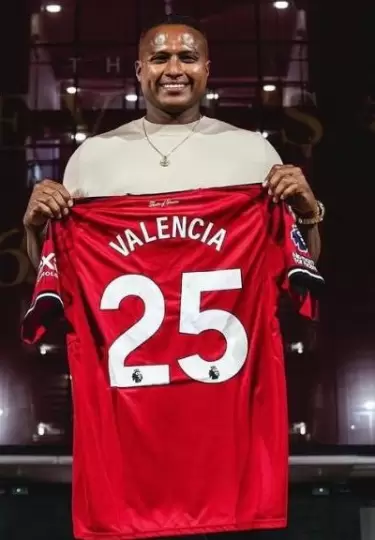 Antonio Valencia fue recibido por fan�ticos del Manchester en Corea del Sur.