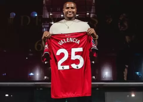 Antonio Valencia fue recibido por fan�ticos del Manchester en Corea del Sur.