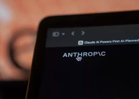 Fotograf�a que muestra la pantalla de un ordenador con el logotipo de la inteligencia artificial (IA) Anthropic en Nueva York (Estados Unidos). EFE/ A
