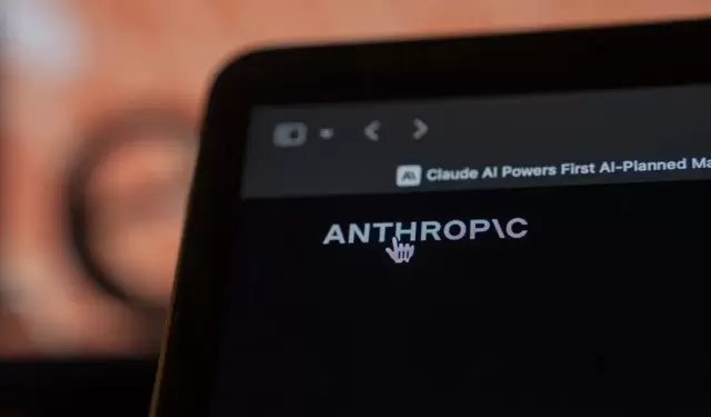Fotograf�a que muestra la pantalla de un ordenador con el logotipo de la inteligencia artificial (IA) Anthropic en Nueva York (Estados Unidos). EFE/ A