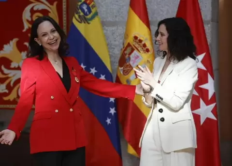 La presidenta de la Comunidad de Madrid, Isabel D�az Ayuso (d) durante el acto de entrega de la Medalla de Oro a Mar�a Corina Machado. EFE/Javier Liz�