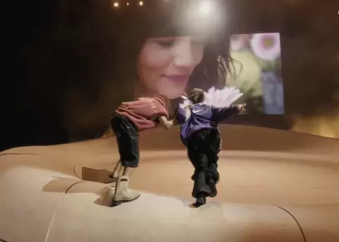 Billie Eilish protagoniz� el momento "One Less Lonely Girl" junto a Justin Bieber