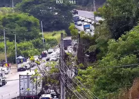 Choque entre bus y cami�n deja 11 heridos en la v�a a la costa