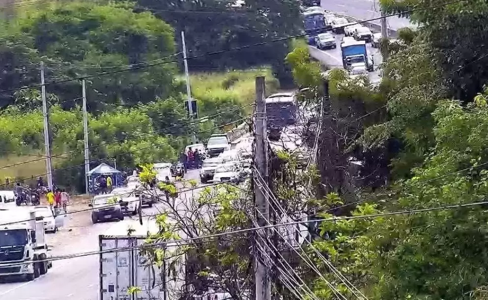 Choque entre bus y cami�n deja 11 heridos en la v�a a la costa