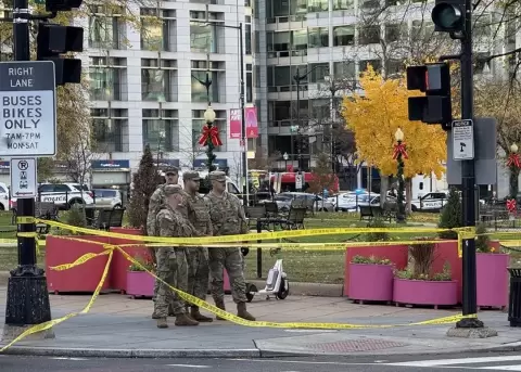Fotograf�a de archivo de integrantes de la Guardia Nacional de Estados Unidos cerca de la Casa Blanca en Washington (EE.UU.). EFE/ Octavio Guzm�n