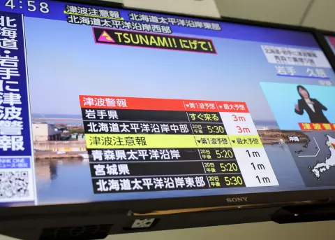 Un reportaje televisivo muestra el lunes una noticia sobre la alerta de tsunami emitida por la Agencia Meteorol�gica de Jap�n.