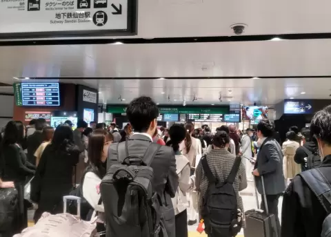 Personas quedaron varadas en la estaci�n de Sendai tras la interrupci�n del servicio de trenes Shinkansen despu�s de que un potente terremoto en Jap�n