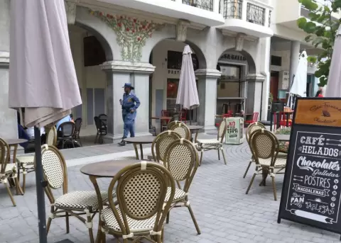 Restaurantes vac�os durante el toque de queda en Guayas.