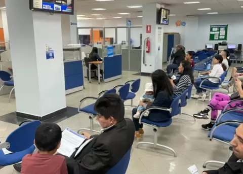 Usuarios esperan en las oficinas del Servicio de Rentas Internas (SRI) en Cuenca, en julio de 2024.