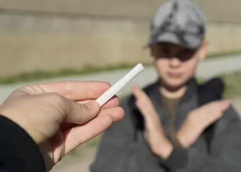 Reino Unido avanza en hist�rica prohibici�n del tabaquismo para nuevas generaciones.