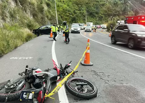 Un motociclista falleci� tras un accidente de tr�nsito en el sector de Gu�pulo, en la Av. Sim�n Bol�var (Quito), este 23 de abril de 2026.