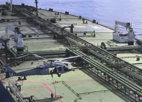 Estados Unidos intercepta y aborda un buque cisterna con crudo iran� en el �ndico.