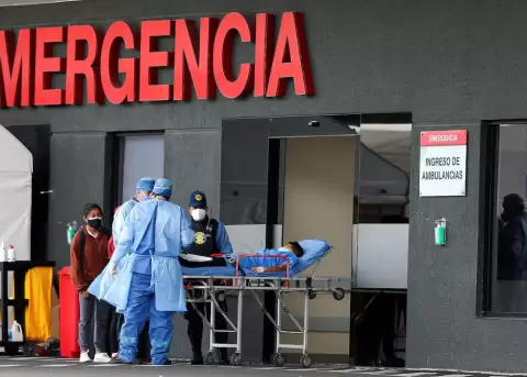 Vista de la entrada de la unidad de emergencia de un hospital en Quito, Ecuador.