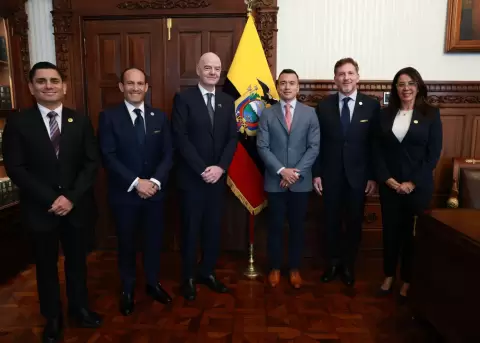 Noboa se re�ne con Infantino y Dom�nguez para abordar el presente del f�tbol