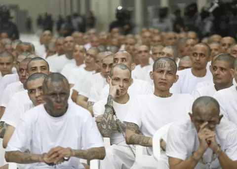 Integrantes de la Mara Salvatrucha recluidos en el CECOT asisten a una audiencia virtual este jueves, en Tecoluca (El Salvador).