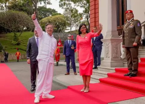 Petro es recibido por Delcy Rodr�guez en su primera visita a Venezuela tras la captura de Maduro