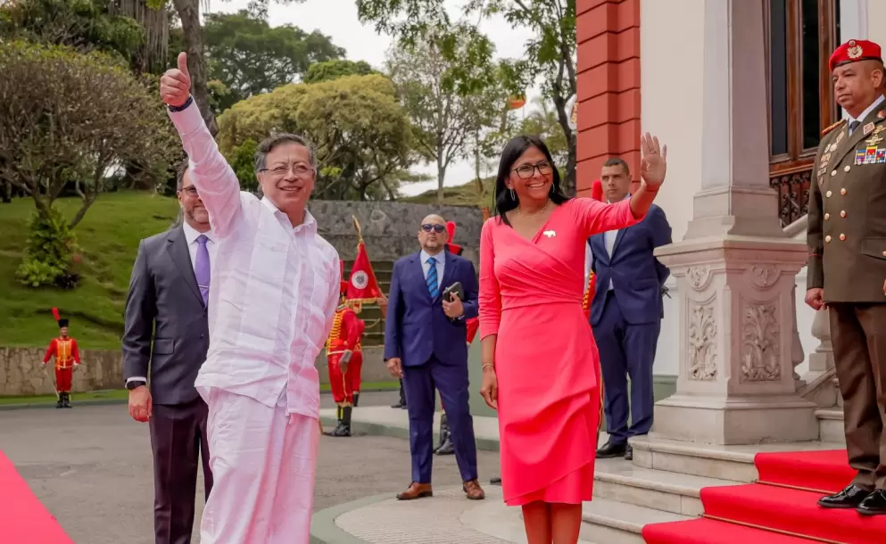 Petro es recibido por Delcy Rodr�guez en su primera visita a Venezuela tras la captura de Maduro