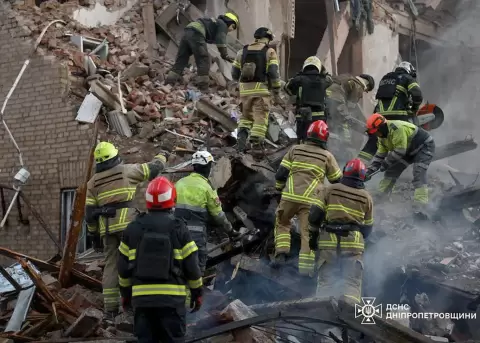 Rescatistas ucranianos trabajan en el lugar de un ataque ruso a una zona residencial en Dnipro, este 25 de abril de 2026.