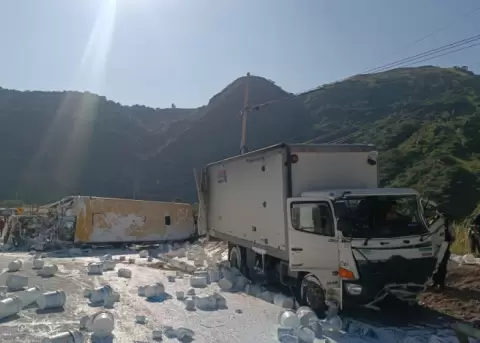 Un bus escolar y un cami�n chocaron en Guayllabamba, el 25 de abrl de 2026.