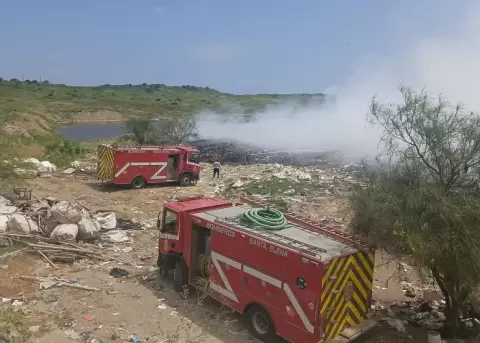 Incendio en el relleno sanitario municipal de Santa Elena, este s�bado 25 de abril de 2026.