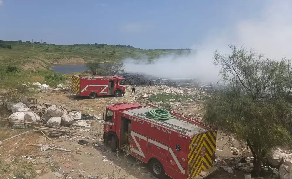 Bomberos intentan controlar Incendio en relleno sanitario
