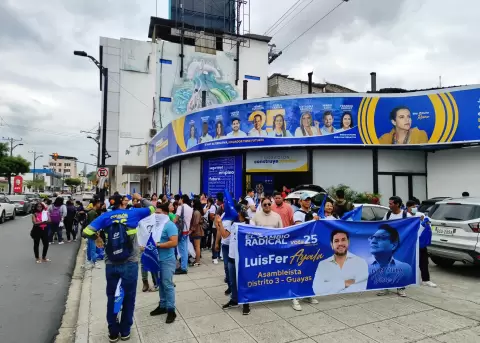 Simpatizantes de Construye.