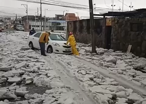 Varios veh�culos quedaron atascados en medio del espeso granizo, que cay� con mayor intensidad en el sur de Tulc�n.