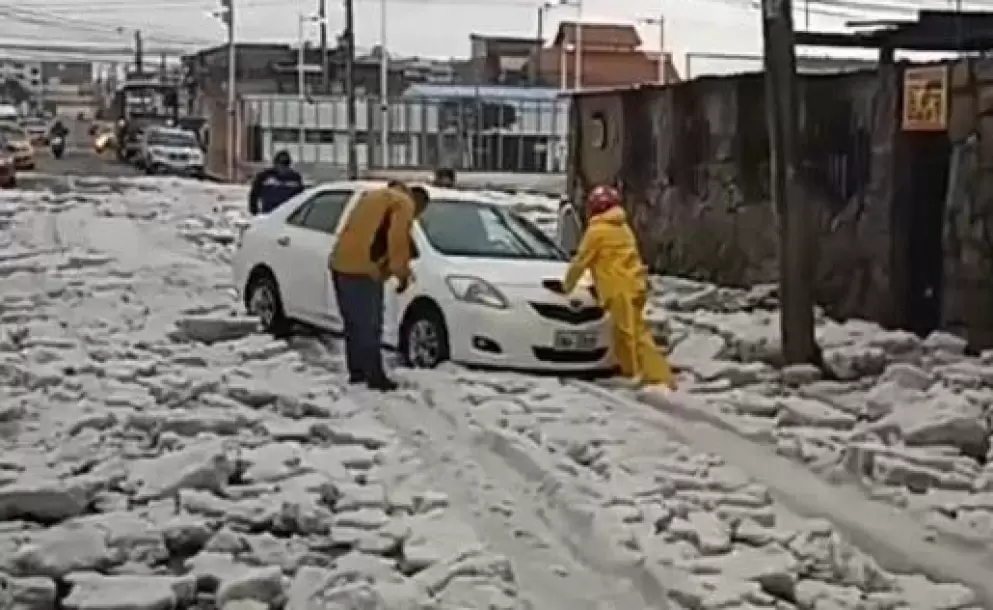 Tulc�n bajo el granizo este 26 de abril: 40 cent�metros de hielo y viviendas anegadas