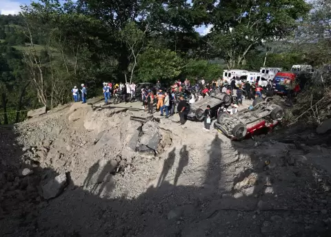 Trabajadores de la Cruz Roja operan al borde del cr�ter tras la explosi�n en la Carretera Panamericana, en el suroeste de Colombia.