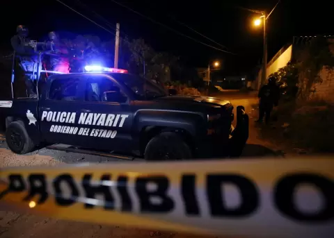 Polic�as estatales y federales resguardan calles de Nayarit (M�xico).
