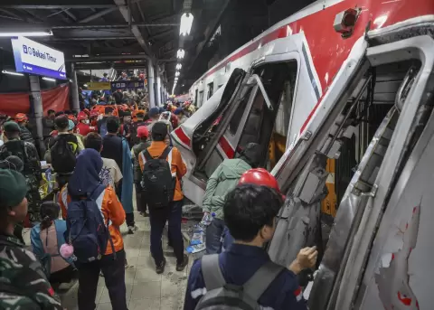 Equipos evac�an a los pasajeros atrapados entre los restos de dos trenes que colisionaron en la estaci�n de tren de Bekasi Este, en Bekasi, Indonesia.