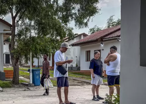 Migrantes expulsados de Estados Unidos se re�nen para conversar en un �rea com�n al aire libre de un hotel en Kinshasa.