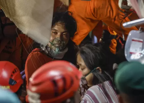 Supervivientes del accidente ferroviario ocurrido la noche del 27 de abril de 2026 en la estaci�n indonesia de East Bekasi que dej� 15 muertos.