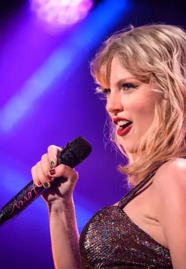 Taylor Swift protege su voz ante riesgos de inteligencia artificial.