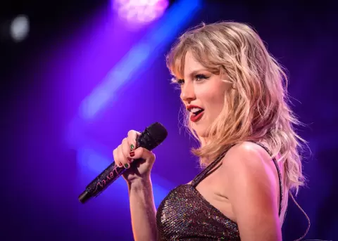 Taylor Swift protege su voz ante riesgos de inteligencia artificial.