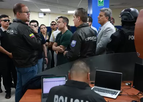 Daniel Noboa, presidente de Ecuador, en los allanamientos a las oficinas de CNEL, este 28 de abril de 2026.