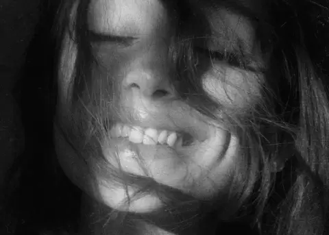 Ariana Grande regresa con �lbum �ntimo, fr�o y emocionalmente desafiante.