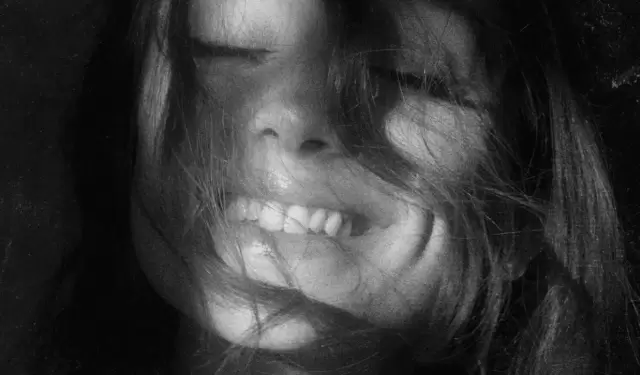 Ariana Grande regresa con �lbum �ntimo, fr�o y emocionalmente desafiante.