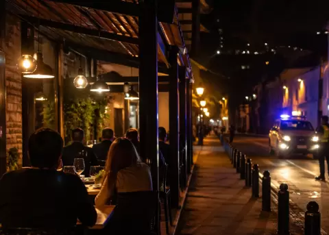Restaurantes en operaci�n durante la noche.
